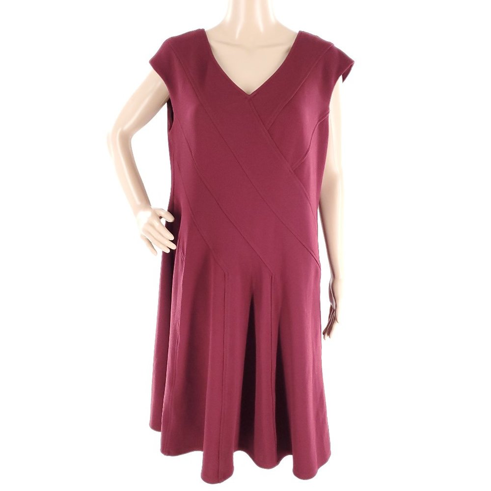 Roz & Ali Women Dress Back Zip V-neck Knee Length Color Red Size 14